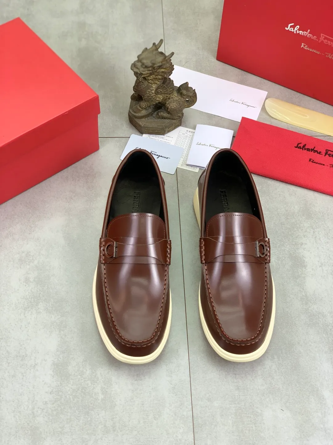 Men's Men's Shoes 💰P580💰[New Style] Water-dyed Niuli 🆘[Salvatore Ferragamo] Ferragamo's latest casual business leather shoes for men! Listed simultaneously! The fabric is made of specially imported original open-edge beaded calfskin, and the interior is made of imported water-dyed cowhide. It is absolutely luxurious and leads the fashion trend. Matching code: 38-44 (45 and 46 can be customized) Black, brown and burgundy colors available